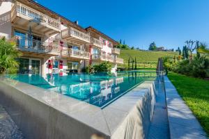 een zwembad voor een gebouw bij Überbacherhof in Termeno