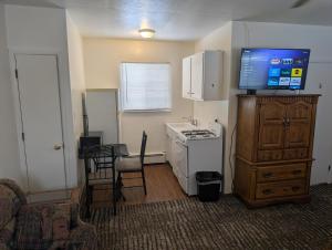 a small kitchen with a stove and a refrigerator at The Ohio Motel in Bath