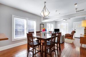 サンアントニオにあるMosaic - A Birdy Vacation Rentalのテーブルと椅子のあるダイニングルームとリビングルーム