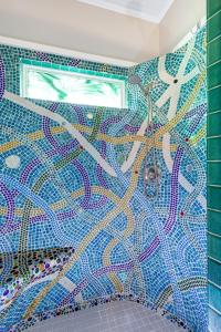 サンアントニオにあるMosaic - A Birdy Vacation Rentalのカラフルなモザイクの壁のバスルーム +27枚の写真