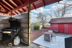 サンアントニオにあるMosaic - A Birdy Vacation Rentalのパティオ(グリル、赤い小屋付)