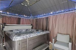 Ένα ή περισσότερα κρεβάτια σε δωμάτιο στο Twin Chalet - 6 BDs Hot Tub Game Area and more