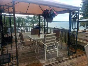 un tavolo e delle sedie su un ponte con vista sull'oceano di Westlake Dunes View Beach-FREE Pontoon Boat Rental a West Lake