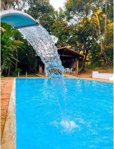 una fuente de agua en medio de una piscina en Sítio Vovó Sônia, en Betim