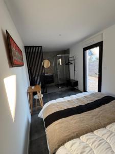 Postel nebo postele na pokoji v ubytování Parenthèse idéale Chambre J double dans villa face mer Carnac