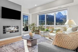 Televisyen dan/atau pusat hiburan di 2 bedrooms-3 beds 2 baths - Rocky Mountain View Retreat - Heated Pool and Hot Tub