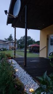 ein schwarzer Regenschirm vor einem Gebäude in der Unterkunft Ferienhaus Wiese und Meer in Zinnowitz