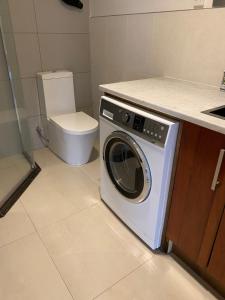 奥克兰Guest Suite in Half Moon Bay的带卫生间的厨房内的洗衣机