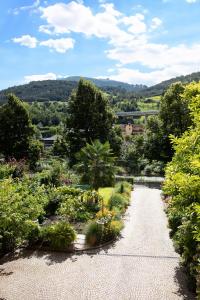 a garden with a pathway and plants at Apartment Chiusa in Chiusa