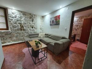 un salon avec un canapé et une table dans l'établissement Little Bay Apartments, à Kotor