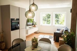 eine Küche und ein Wohnzimmer mit Tisch und Stühlen in der Unterkunft Apartment Chiusa in Klausen