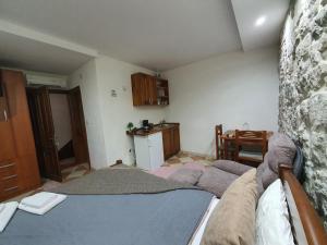 un salon avec un lit et une cuisine dans l'établissement Little Bay Apartments, à Kotor