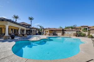 Bazén v ubytování Pool Access, Private Patio and Grill Mesa Condo! nebo v jeho okolí