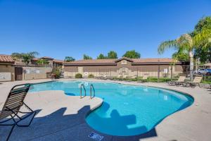 Bazén v ubytování Pool Access, Private Patio and Grill Mesa Condo! nebo v jeho okolí