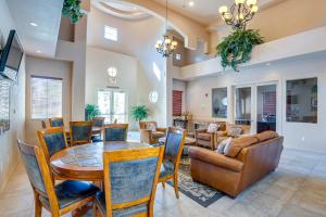 Posezení v ubytování Pool Access, Private Patio and Grill Mesa Condo!