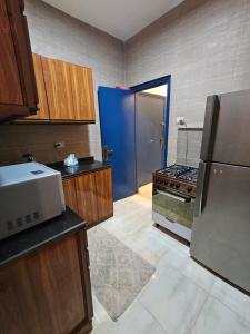 a kitchen with a refrigerator and a stove at شقة بوسط المدينة الدقي in Cairo