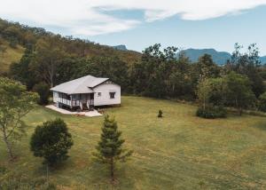 una vista aérea de una casa blanca en un campo en Eighteen Mile Cottage, en Darlington 57 fotos más