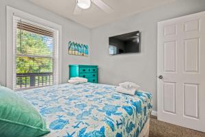 una camera da letto con un letto e una finestra di Aminas Cottage 3 Bedroom Home a Kill Devil Hills