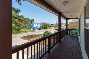 un portico con vista sulla strada di Aminas Cottage 3 Bedroom Home a Kill Devil Hills