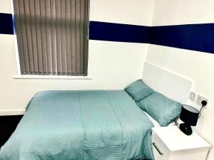 un dormitorio con una cama y una ventana en Leicester Haven near Train Station, en Leicester