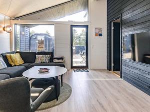 Televisyen dan/atau pusat hiburan di 9 person holiday home in Væggerløse-By Traum