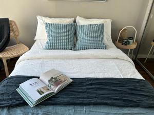 温哥华Modern spacious Apt plus Solarium and Den in Downtown Vancouver with Parking and Pool的床上有书 更多12张照片