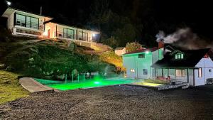 una casa con piscina por la noche en Hosteria Pampallacta, en Papallacta