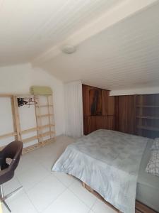 sypialnia z łóżkiem i krzesłem w obiekcie Casa em Paraty para 6 pessoas na Praia do Jabaquara w mieście Paraty +18 zdjęć