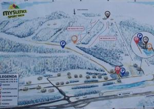 un cartello con una mappa di una località sciistica di STRÓŻÓWKA SKI&SPA Domek nad rzeką z ogrodem i jacuzzi,narty. a Stróża