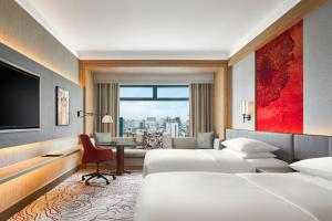 Postel nebo postele na pokoji v ubytování Sheraton Saigon Grand Opera Hotel