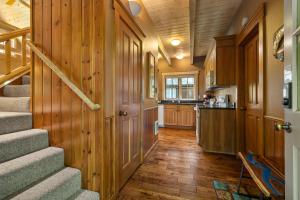 einen Flur eines Hauses mit Holzwänden und Treppen in der Unterkunft Metolius Cabin 7 in Camp Sherman