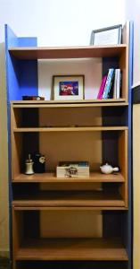 a book shelf with books and other items on it at Loft García in Mendoza