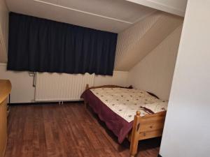Ein Bett oder Betten in einem Zimmer der Unterkunft SIMLA INDIAAS RESTAURANT VOOR KAMER