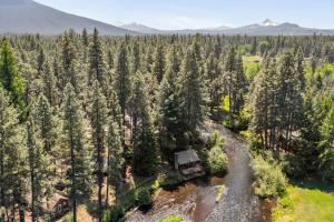 eine Luftaufnahme eines Hauses mitten in einem Wald in der Unterkunft Metolius Cabin 5 in Camp Sherman + 93 Fotos