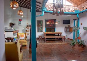 バリチャラにあるCasa Laurel Y Tomilloのテーブルとソファのあるリビングルーム