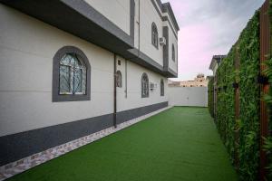 アル・ウラーにある2 Hayatt Ula suite -303の緑の床の建物廊下