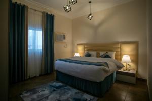 アル・ウラーにある2 Hayatt Ula suite -303の大きなベッドと窓のある寝室