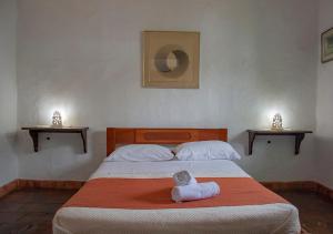 バリチャラにあるCasa Laurel Y Tomilloのタオルが敷かれたベッドのある寝室