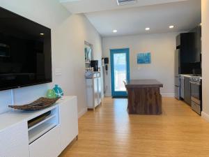 Köök või kööginurk majutusasutuses Family Friendly 2BR Villa in Downtown - 1 Block Walk to the Beach