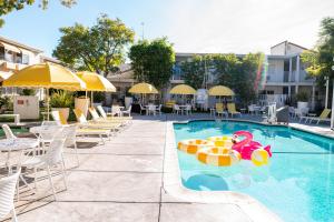 una piscina con sillas y sombrillas en un hotel en Wild Palms, a JdV by Hyatt Hotel, en Sunnyvale