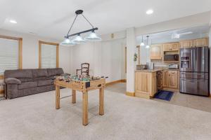 Sea Hawkにある2088 - Big Guppyのテーブルとキッチンのあるリビングルーム