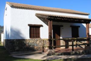 エル・カスティージョ・デ・ラス・グアルダスにあるAlojamiento Rural 'al Muniat'の白い玄関