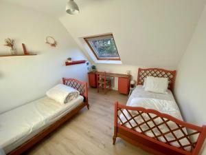 En eller flere senge i et værelse på La Zaï Zaï, maison du Cabellou face à la mer