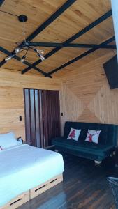 Postel nebo postele na pokoji v ubytování Cabaña al aire libre en Macheta Cundinamarca - Tiny House - Glamping Caelum
