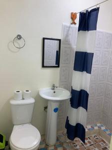 une salle de bains avec toilettes et lavabo dans l'établissement Hotel Posada San Jose, à Malacatán