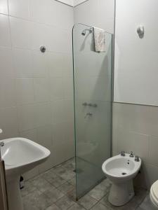 Un baño con ducha de cristal y lavabo. en La Florida Departamentos, en Jesús María 18 fotos más