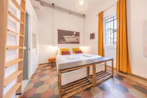 um quarto com uma cama e uma mesa em La Vaticana - Saint Peters View - Apt Rome em Roma