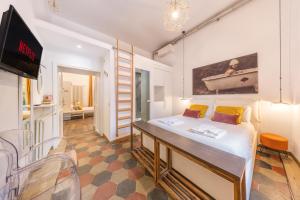 um quarto com uma cama, uma televisão e uma casa de banho em La Vaticana - Saint Peters View - Apt Rome em Roma