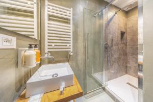 um banheiro com pia e chuveiro em La Vaticana - Saint Peters View - Apt Rome em Roma mais 23 fotografias