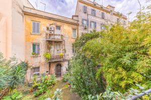 um edifício antigo com árvores em frente em La Vaticana - Saint Peters View - Apt Rome em Roma